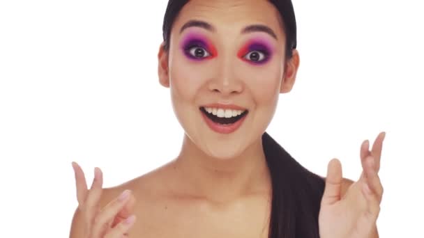 Una Joven Sonriente Semidesnuda Con Maquillaje Ojos Moda Brillante Sorprende — Vídeo de stock