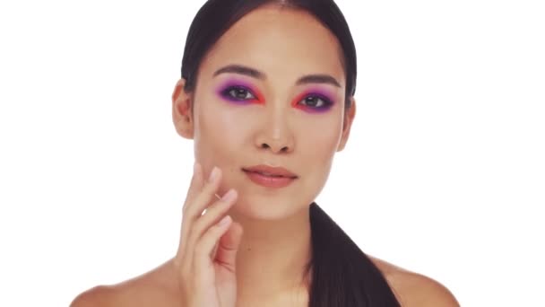 Красивая Молодая Полуобнаженная Женщина Ярким Модным Макияжем Глаз Делает Поцелуй — стоковое видео