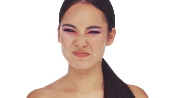 Красивая Молодая Полуобнаженная Женщина Ярким Модным Макияжем Глаз Проявляет Отвращение — стоковое видео