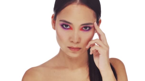 Lugn Ung Halvnaken Kvinna Med Ljusa Mode Ögon Makeup Ute — Stockvideo