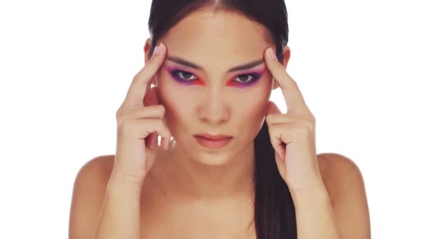 Una Joven Mujer Semidesnuda Enfocada Con Maquillaje Ojos Moda Brillante — Vídeos de Stock