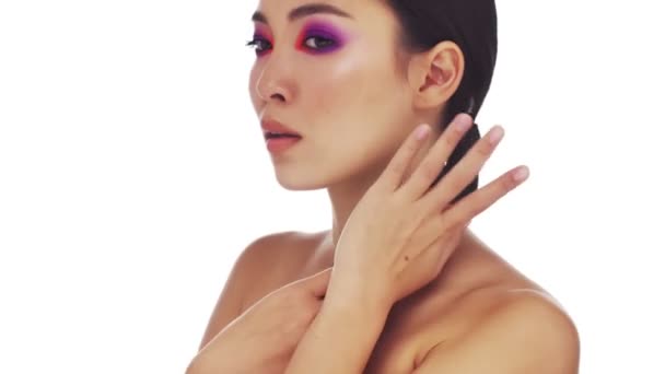 Una Hermosa Mujer Joven Semidesnuda Con Maquillaje Ojos Moda Brillante — Vídeo de stock