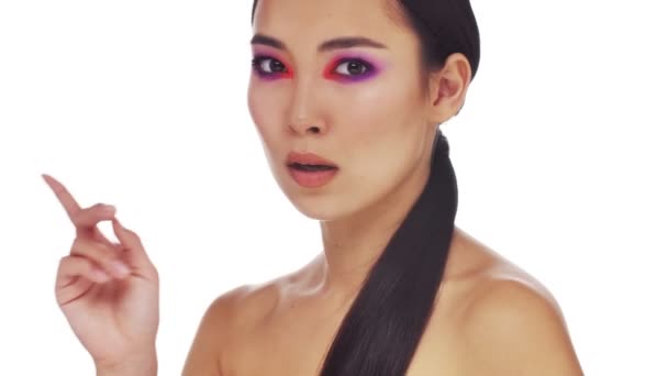 Göz Makyajı Yapan Çekici Yarı Çıplak Bir Kadın Beyaz Arka — Stok video