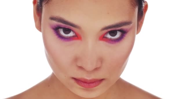 Parlak Moda Makyajlı Sakin Yarı Çıplak Bir Kadının Yakın Plan — Stok video