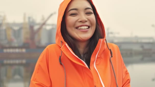 Muito Asiático Alegre Mulher Positiva Andando Pelo Porto Conceder Livre — Vídeo de Stock