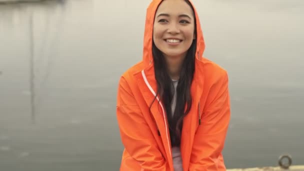 Úžasný Asijský Úsměv Pozitivní Žena Chůze Přístavu Grant Venku Oranžovém — Stock video