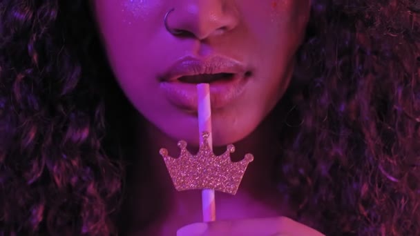 若いですアフリカの女性の閉じ込められたビデオネオン紫の光飲料カクテル — ストック動画