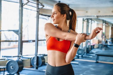 Spor salonunda egzersiz yapan güzel bir sporcunun portresi.