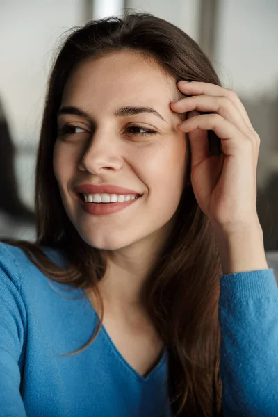 Imagem Jovem Mulher Alegre Olhando Para Lado Sorrindo Enquanto Senta — Fotografia de Stock