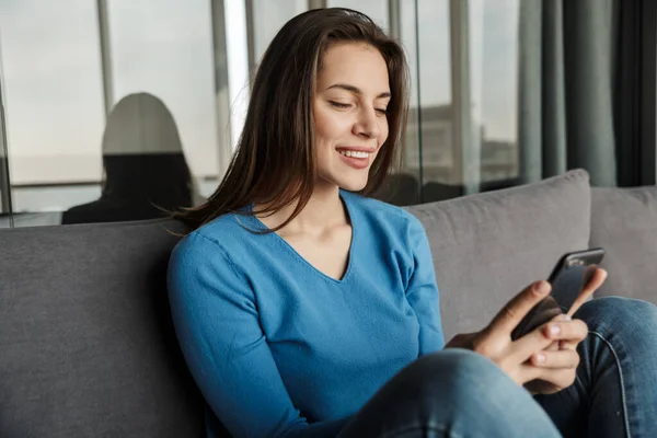 Bild Einer Kaukasischen Jungen Fröhlichen Frau Die Ihr Handy Benutzt — Stockfoto