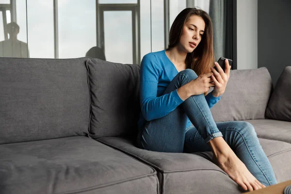 Bild Der Kaukasischen Jungen Frau Die Ihr Handy Benutzt Während — Stockfoto