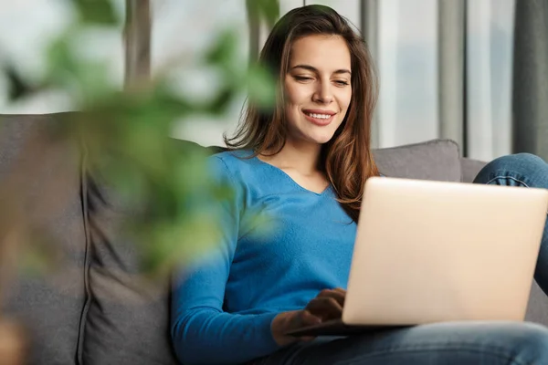 Bild Förförisk Ung Lycklig Kvinna Som Använder Laptop Och Ler — Stockfoto