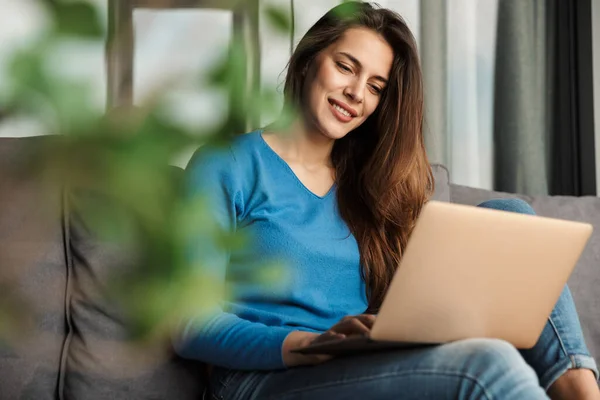 Bild Der Verführerischen Jungen Glücklichen Frau Mit Laptop Und Lächelnd — Stockfoto