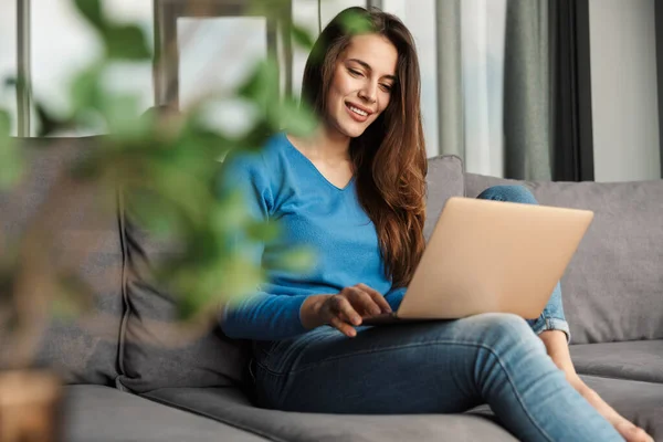 Bild Der Verführerischen Jungen Glücklichen Frau Mit Laptop Und Lächelnd — Stockfoto