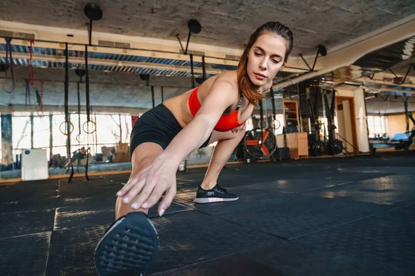 Portrait Athletic Beautiful Sportswoman Stretching Her Leg While Working Out — Stock Photo, Image