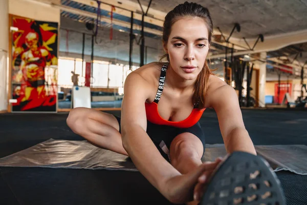 Portret Van Atletische Mooie Sportvrouw Stretching Haar Been Tijdens Het — Stockfoto