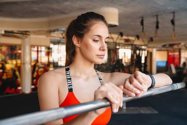 Attraktive Junge Fitte Sportlerin Steht Fitnessstudio Ruht Sich Nach Den — Stockfoto