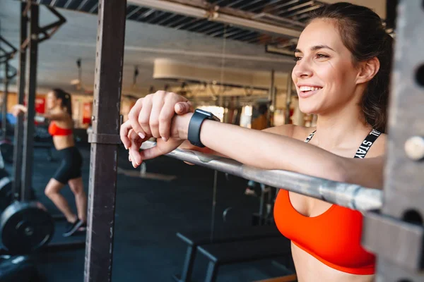 Atraktivní Usmívající Mladá Fit Sportovkyně Stojí Tělocvičně Odpočívá Cvičení Opírá — Stock fotografie