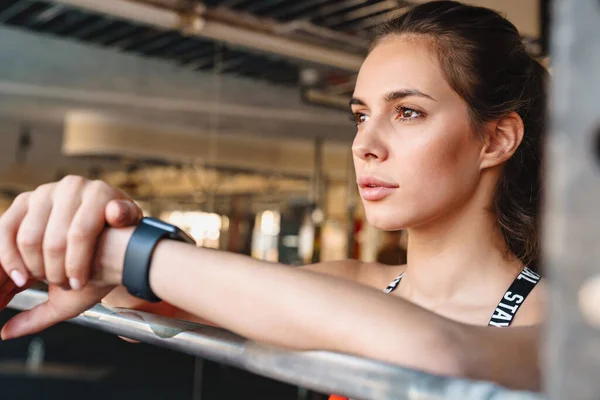 Attrayant Jeune Sportive Forme Debout Dans Salle Gym Reposant Après — Photo