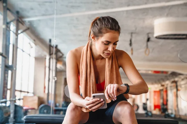 Egzersizden Sonra Spor Salonunda Cep Telefonu Kullanarak Dinlenen Çekici Formda — Stok fotoğraf