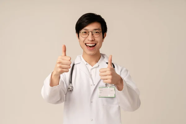 Obrázek Asijského Mladého Lékaře Lékařské Bílé Uniformě Úsměvem Gesty Palce — Stock fotografie