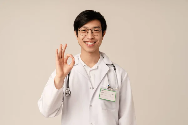 Obraz Azjatyckiego Młodego Lekarza Medycznym Białym Mundurze Uśmiecha Się Gestykuluje — Zdjęcie stockowe