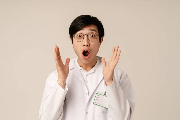 Obrázek Asijské Mladý Lékař Lékařské Bílé Uniformě Křičí Vyjadřuje Paniku — Stock fotografie