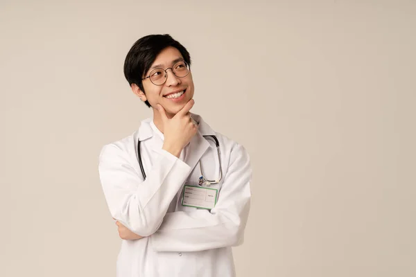 Obraz Azjatyckiego Młodego Lekarza Medycznym Białym Mundurze Uśmiechnięty Dotykający Podbródek — Zdjęcie stockowe