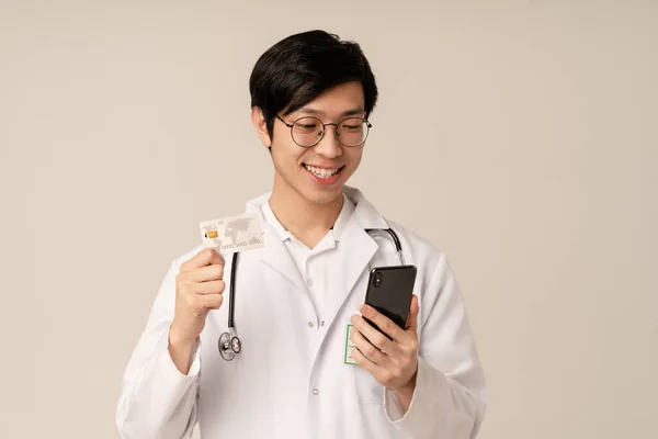 Obrázek Asijského Mladého Lékaře Lékařské Bílé Uniformě Držící Kreditní Kartu — Stock fotografie