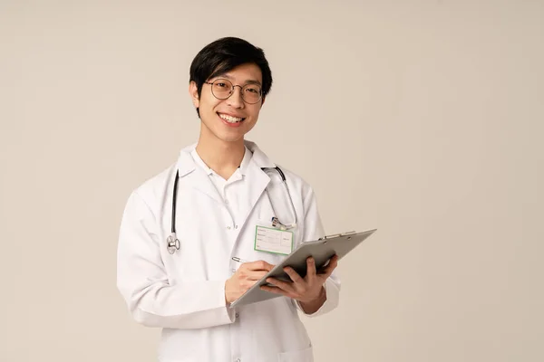Obrázek Asijské Mladý Lékař Lékařské Bílé Uniformě Dělat Poznámky Schránce — Stock fotografie
