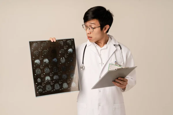 Bild Asiatiska Unga Manliga Läkare Enhetlig Innehav Röntgen Scan Datortomografi — Stockfoto
