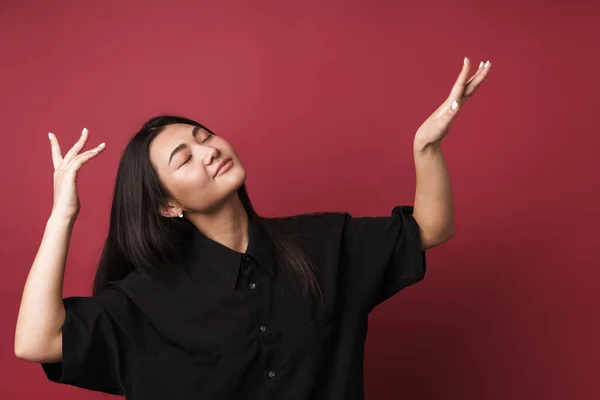Närbild Ganska Leende Ung Asiatisk Kvinna Bär Casual Kläder Stående — Stockfoto