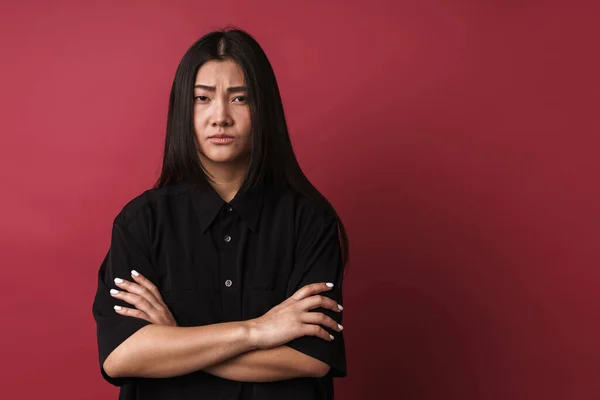 Güzel Ciddi Bir Asyalı Genç Kadının Görüntüsü Kırmızı Duvar Arkasında — Stok fotoğraf