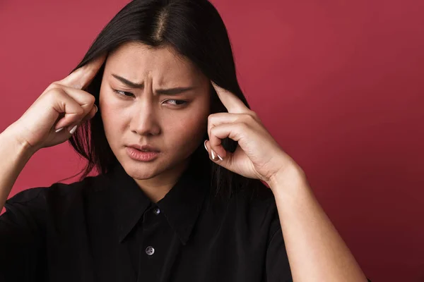 Bild Missnöjd Ledsen Asiatisk Ung Kvinna Med Huvudvärk Poserar Isolerad — Stockfoto