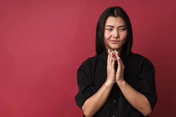 Afbeelding Van Een Aziatische Sluwe Jonge Vrouw Poseren Geïsoleerd Rode — Stockfoto