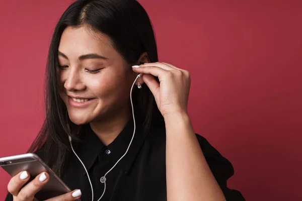 Närbild Ganska Leende Ung Asiatisk Kvinna Bär Casual Kläder Stående — Stockfoto