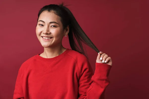 Imagen Una Joven Alegre Asiática Posando Aislada Sobre Fondo Rojo — Foto de Stock