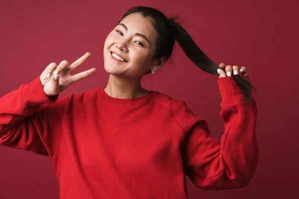 Afbeelding Van Een Aziatische Optimistische Glimlachende Vrolijke Jonge Vrouw Poseren — Stockfoto