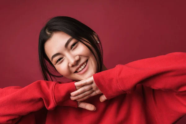 Närbild Ganska Leende Ung Asiatisk Kvinna Bär Casual Kläder Stående — Stockfoto