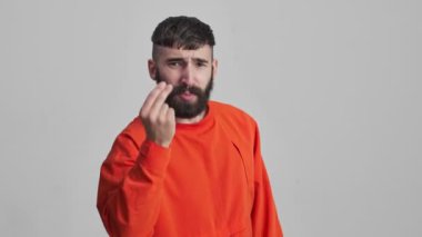 Genç, yakışıklı, negatif, ciddi esmer adam. Gri duvarın arkasında izole bir şekilde seninle konuşuyor..