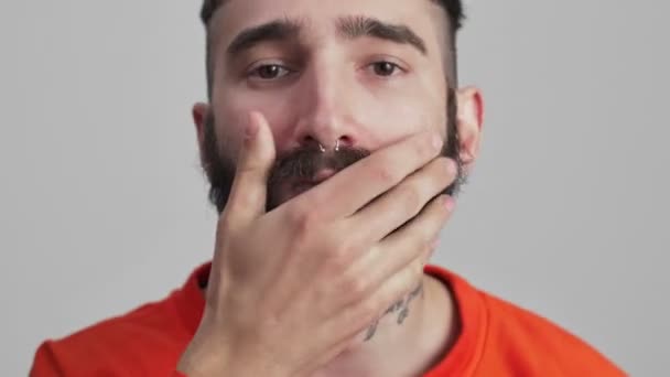 Junge Hübsche Brünette Mann Isoliert Über Graue Wand Hintergrund Berühren — Stockvideo