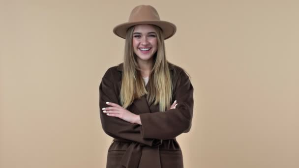 Uma Bela Jovem Atraente Usando Chapéu Casaco Está Sorrindo Para — Vídeo de Stock