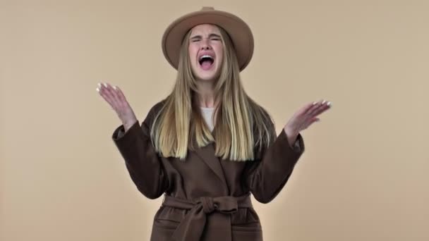 Una Mujer Disgustada Usando Sombrero Abrigo Está Levantando Las Manos — Vídeos de Stock