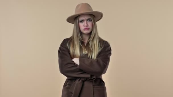 Молодая Красивая Женщина Шляпе Пальто Скрестила Руки Показывает Свое Негодование — стоковое видео