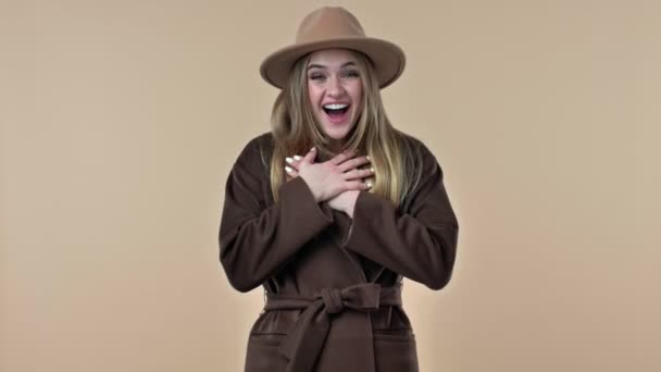 Szczęśliwa Zaskoczona Młoda Kobieta Kapeluszu Płaszczu Raduje Się Samotnie Nad — Wideo stockowe