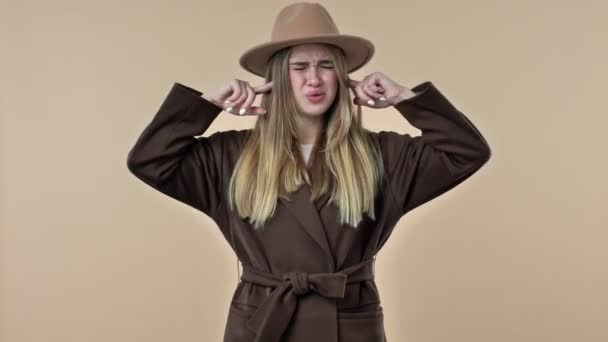 Une Jeune Femme Mécontente Portant Chapeau Manteau Couvre Les Oreilles — Video