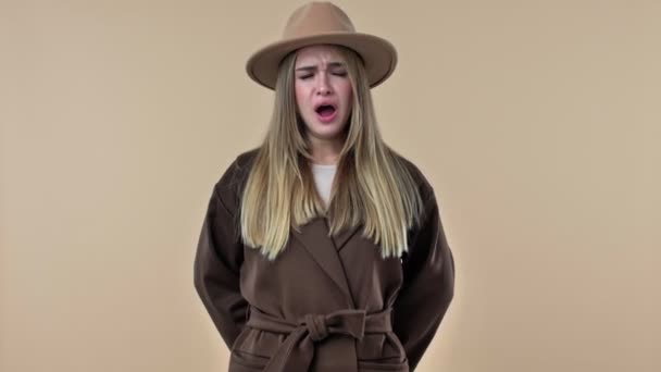 Pretty Young Woman Wearing Hat Coat Yawning While Looking Camera — Stock Video