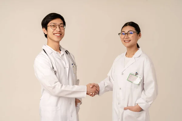 Obrázek Asijských Mladých Lékařů Bílé Uniformě Úsměvem Třesoucí Ruce Dohromady — Stock fotografie