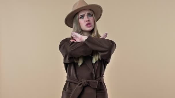 Серьезная Молодая Женщина Шляпе Пальто Скрещивает Руки Негативными Эмоциями Скажем — стоковое видео