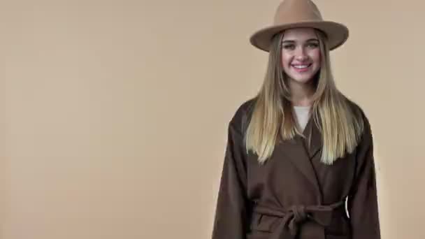 Playful Happy Young Woman Wearing Hat Coat Pointing Left Side — Stock Video